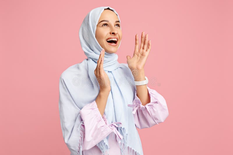 Glückliche arabische Frau im hijab Porträt des lächelnden Mädchens, werfend am Studiohintergrund auf stockfotografie