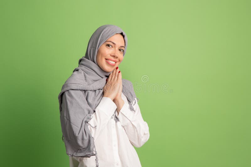Glückliche arabische Frau im hijab Porträt des lächelnden Mädchens, werfend am Studiohintergrund auf