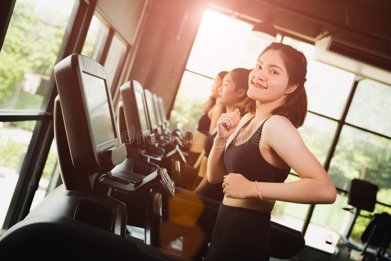 Glückliche asiatische Frau mit Gruppe jungen laufenden oder rüttelnden Leuten stockbild Glückliche asiatische Frau mit Gruppe jungen laufenden oder rüttelnden Leuten stockbild