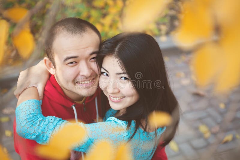 Glückliche asiatische Paare in der Liebe im Herbst stockbild Glückliche asiatische Paare in der Liebe im Herbst stockbild