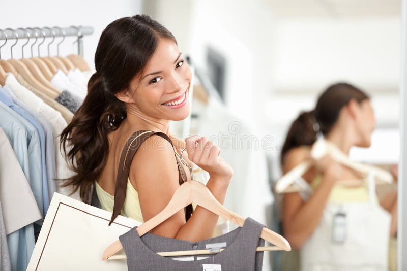 Frohes Shoppen, Frau, in einem Bekleidungsgeschäft stockfotos