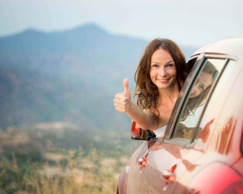 Glückliche Fahrerfrau auf Sommerferien