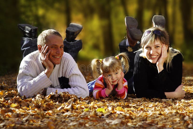 Glückliche Familie lizenzfreie stockbilder Glückliche Familie lizenzfreie stockbilder