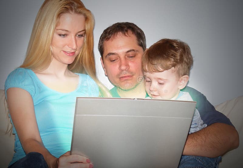 Glückliche Familie auf Compyter Laptop stockbilder Glückliche Familie auf Compyter Laptop stockbilder