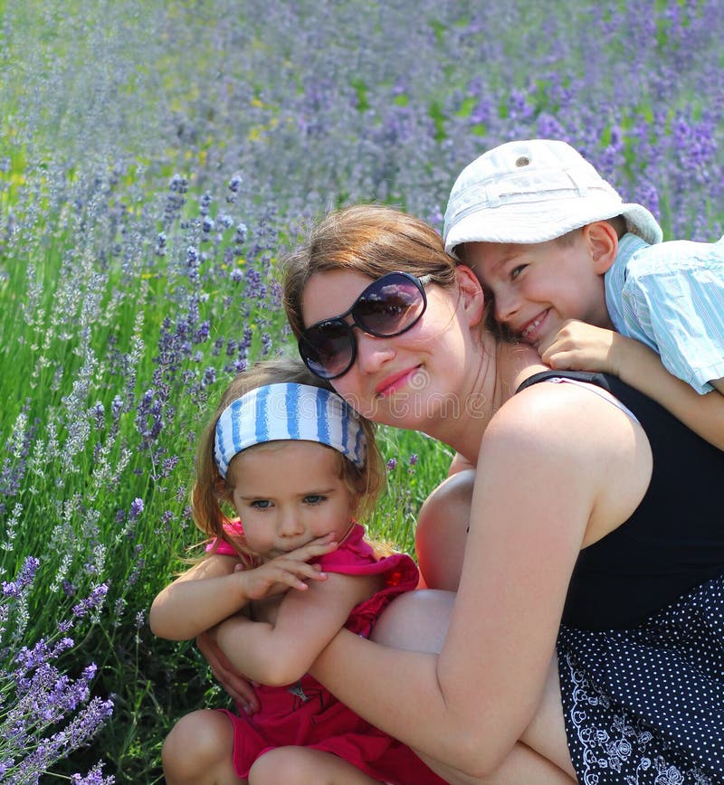 Glückliche Familie auf dem Lavendelgebiet lizenzfreie stockfotos Glückliche Familie auf dem Lavendelgebiet lizenzfreie stockfotos