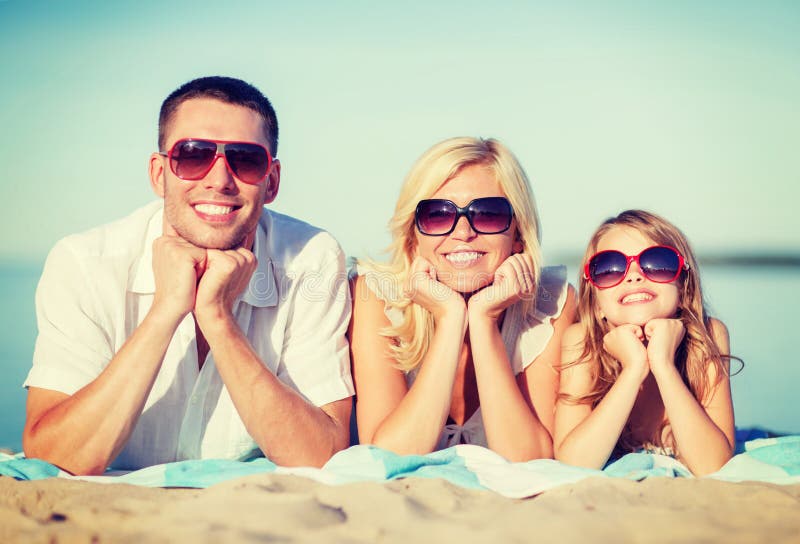 Glückliche Familie auf dem Strand lizenzfreie stockbilder Glückliche Familie auf dem Strand lizenzfreie stockbilder