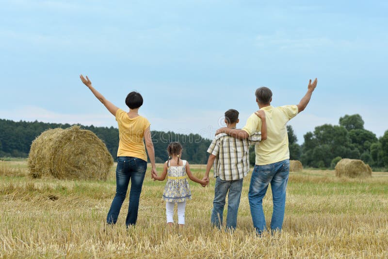 Glückliche Familie auf dem Weizengebiet