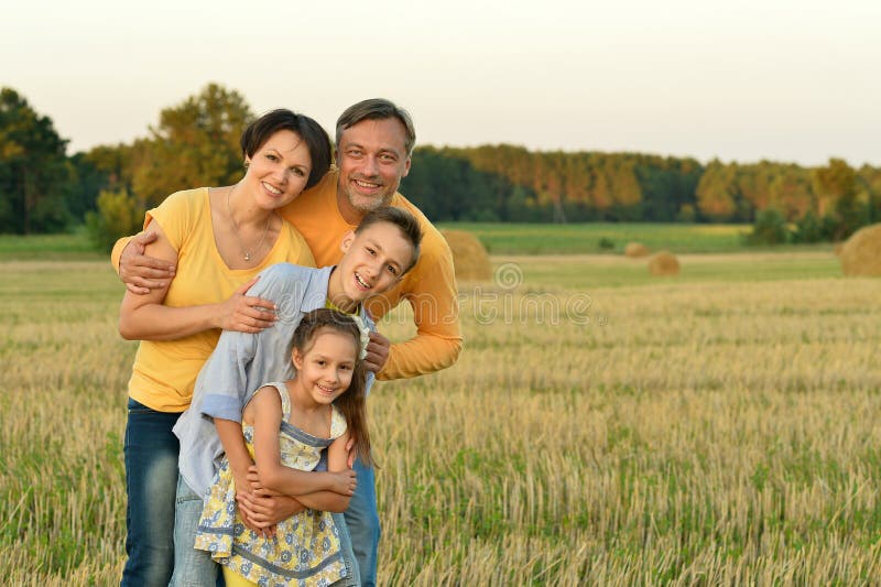 Glückliche Familie auf dem Weizengebiet