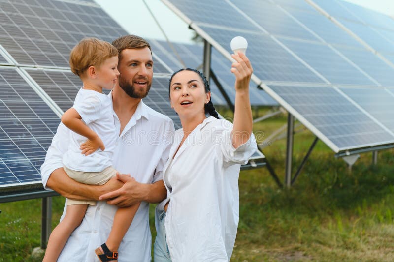 Glückliche Familie bei Solarmodulen. alternative Energiequelle stockbilder
