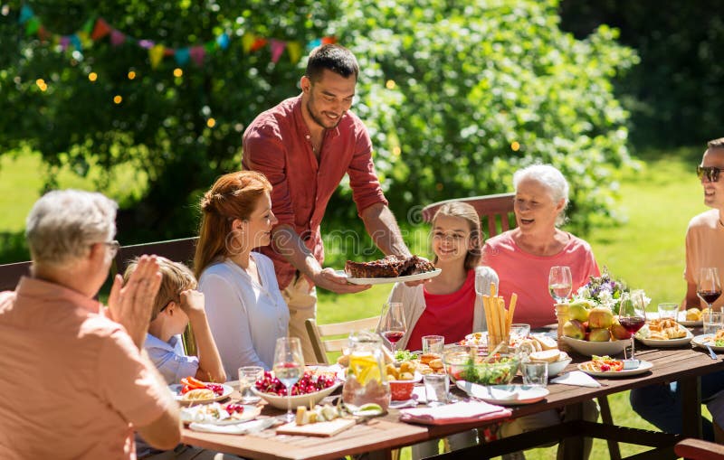 Glückliche Familie, Die Abendessen Oder Sommergartenfest Hat Stockbild