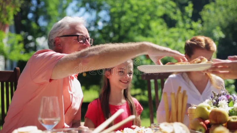 Glückliche Familie, die Abendessen oder Sommergartenfest hat