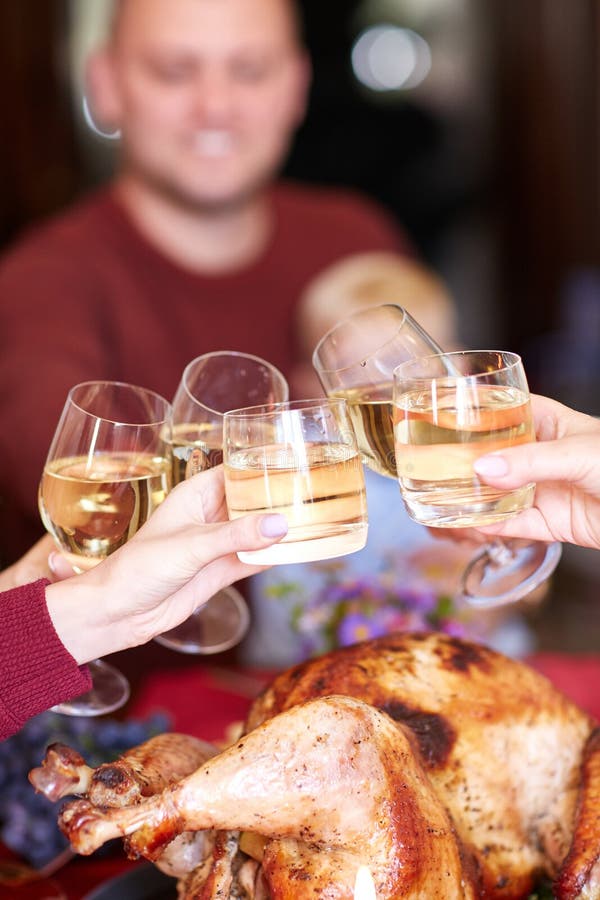 Glückliche Familie, die Feiertag zu Hause zu Abend isst Chef gießt Olivenöl über frischem Salat in der Gaststätteküche stockfoto Glückliche Familie, die Feiertag zu Hause zu Abend isst Chef gießt Olivenöl über frischem Salat in der Gaststätteküche stockfoto