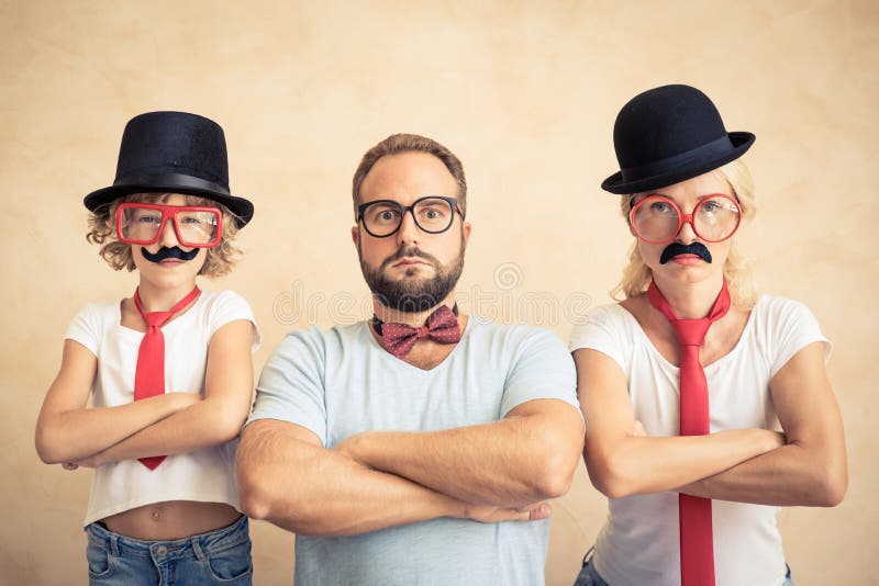 Glückliche Familie, die im Haus spielt lizenzfreies stockbild Glückliche Familie, die im Haus spielt lizenzfreies stockbild
