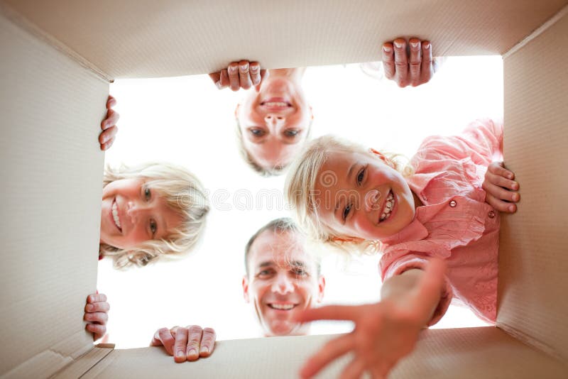 Glückliche Familie, die Kästen entpackt stockbild Glückliche Familie, die Kästen entpackt stockbild