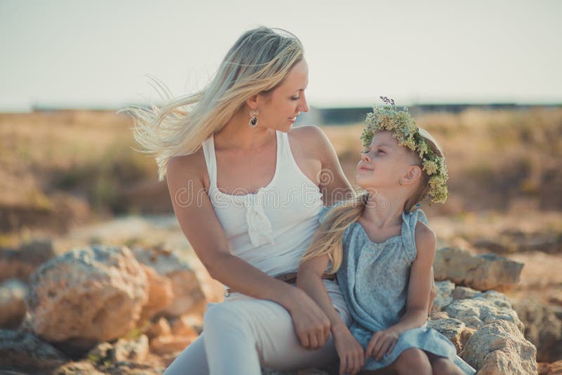 Glückliche Familie, die Spaß draußen hat Porträt der entzückenden Mutter und netten hübschen der Tochter, die zusammen Zeit in al lizenzfreie stockfotos Glückliche Familie, die Spaß draußen hat Porträt der entzückenden Mutter und netten hübschen der Tochter, die zusammen Zeit in al lizenzfreie stockfotos