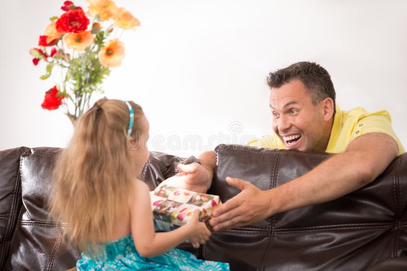 Glückliche Familie, die Spaß hat und Geschenke gibt lizenzfreies stockfoto Glückliche Familie, die Spaß hat und Geschenke gibt lizenzfreies stockfoto