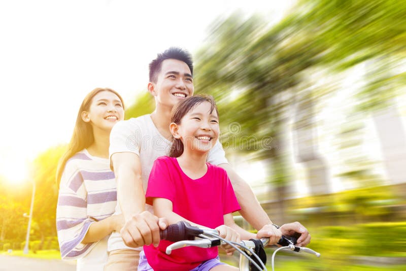 Glückliche Familie, die Spaß im Park mit Fahrrad hat stockfotos Glückliche Familie, die Spaß im Park mit Fahrrad hat stockfotos