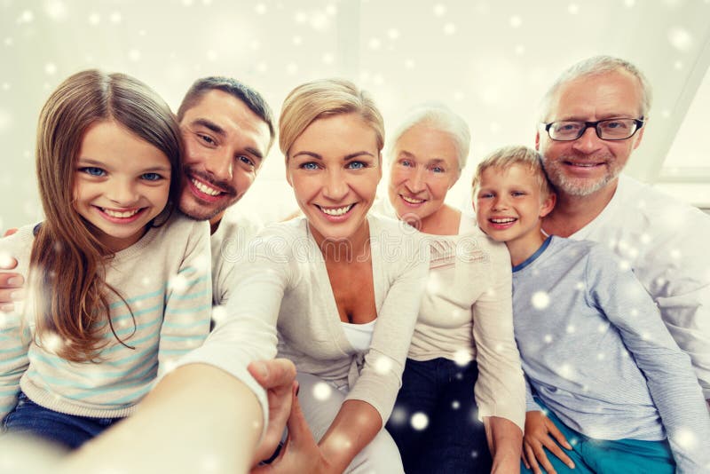 Glückliche Familie, die zu Hause selfie nimmt stockfotografie Glückliche Familie, die zu Hause selfie nimmt stockfotografie