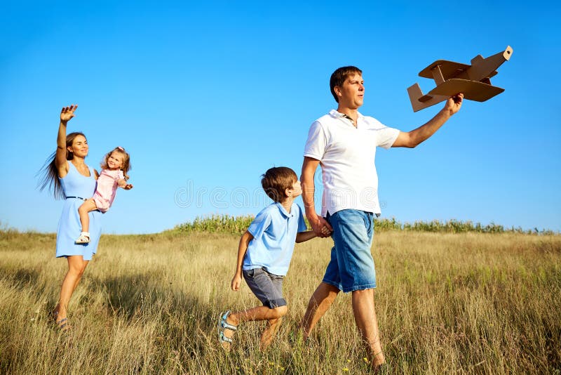 Glückliche Familie geht auf Natur im Sommer stockbild Glückliche Familie geht auf Natur im Sommer stockbild