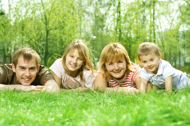 Glückliche Familie im Freien stockfoto Glückliche Familie im Freien stockfoto