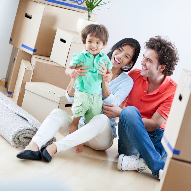 Glückliche Familie im neuen Haus lizenzfreies stockbild Glückliche Familie im neuen Haus lizenzfreies stockbild