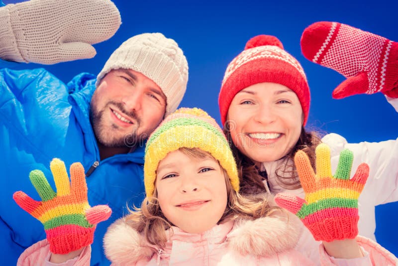 Glückliche Familie im Winter stockfotografie Glückliche Familie im Winter stockfotografie