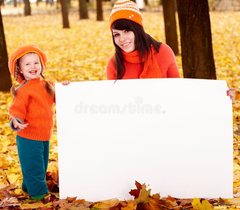 Glückliche Familie, Kind auf orange Blatt des Herbstes, Fahne lizenzfreies stockfoto Glückliche Familie, Kind auf orange Blatt des Herbstes, Fahne lizenzfreies stockfoto
