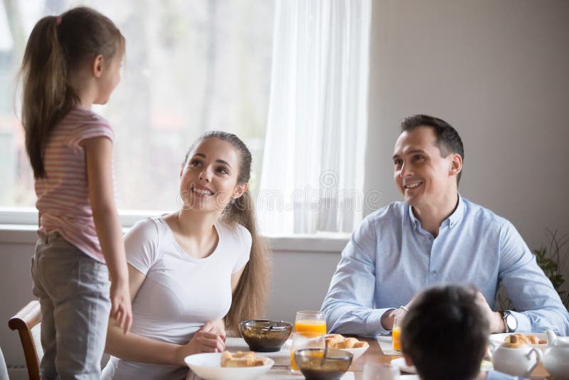 Glückliche Familie mit den Kindern, die Morgenfrühstück an der Küche essen stockbild