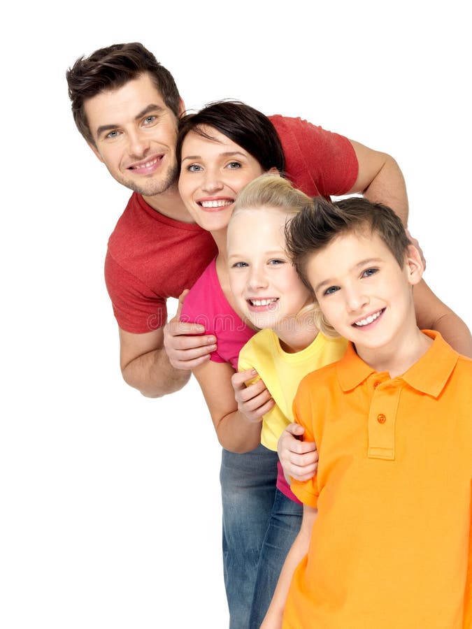 Glückliche Familie mit den Kindern, die zusammen in der Zeile stehen stockbild Glückliche Familie mit den Kindern, die zusammen in der Zeile stehen stockbild