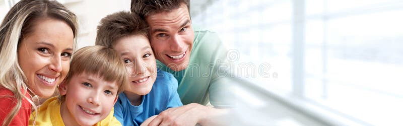 Glückliche Familie mit Kindern stockbilder Glückliche Familie mit Kindern stockbilder