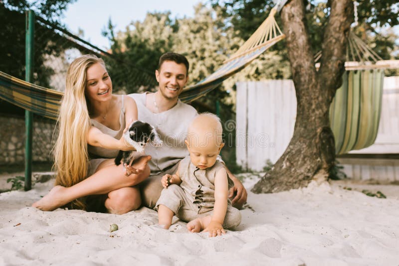 glückliche Familie mit wenigem Sohn und Kätzchen lizenzfreies stockfoto glückliche Familie mit wenigem Sohn und Kätzchen lizenzfreies stockfoto