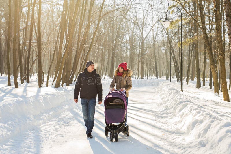 Glückliche Familie - Mutter-, Vater- und Kinderjunge auf einem Winter gehen stockfotos Glückliche Familie - Mutter-, Vater- und Kinderjunge auf einem Winter gehen stockfotos