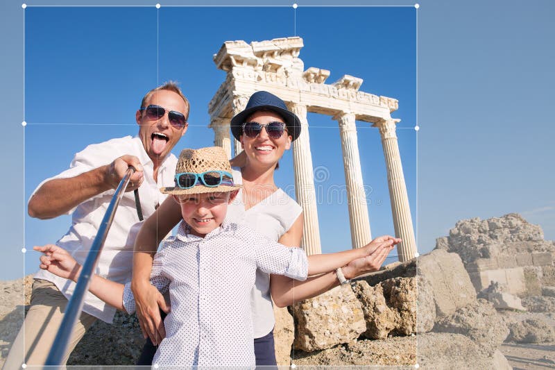 Glückliche Familie selfie Reise-Fotosaatbestellung für Anteil an Sozialne lizenzfreies stockfoto Glückliche Familie selfie Reise-Fotosaatbestellung für Anteil an Sozialne lizenzfreies stockfoto