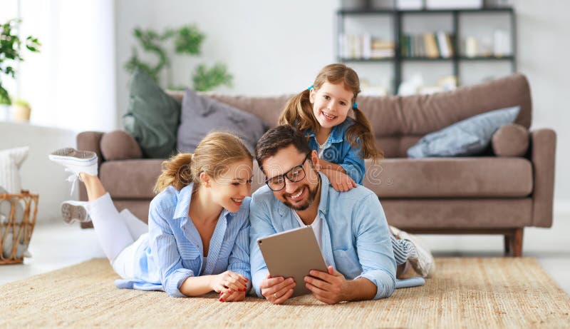Glückliche Familie Vater, Mutter und Kind mit Tablet-Computer zu Hause