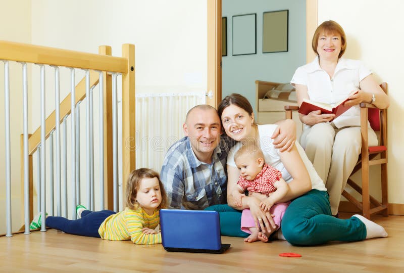 Glückliche Familie von mehreren Generationen mit zwei Kindern lizenzfreies stockfoto Glückliche Familie von mehreren Generationen mit zwei Kindern lizenzfreies stockfoto
