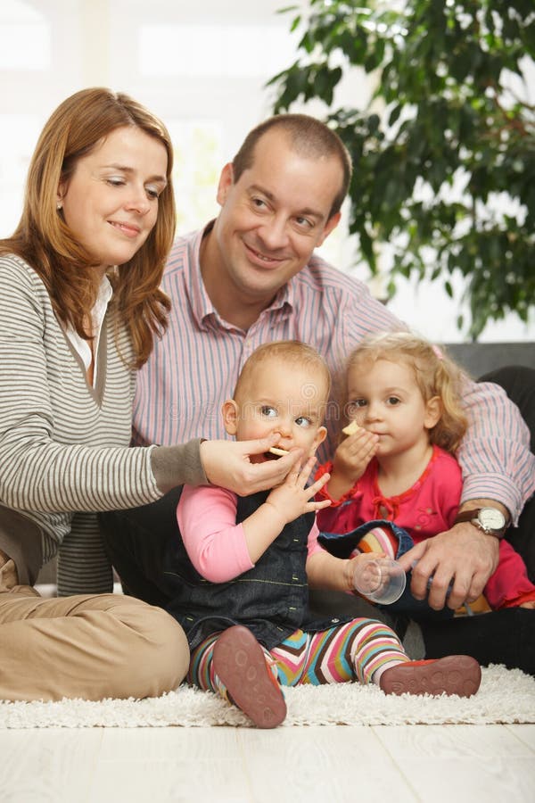 Glückliche Familie zu Hause lizenzfreie stockfotos Glückliche Familie zu Hause lizenzfreie stockfotos