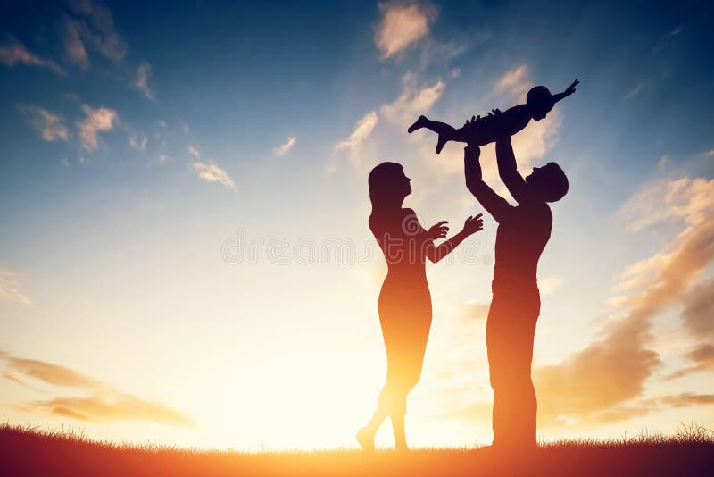 Glückliche Familie zusammen, Eltern mit ihrem kleinen Kind bei Sonnenuntergang stock abbildung Glückliche Familie zusammen, Eltern mit ihrem kleinen Kind bei Sonnenuntergang stock abbildung