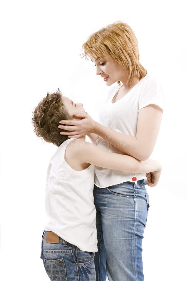 Glückliche Familienmutter, die ihren Sohn umarmt lizenzfreie stockfotografie Glückliche Familienmutter, die ihren Sohn umarmt lizenzfreie stockfotografie