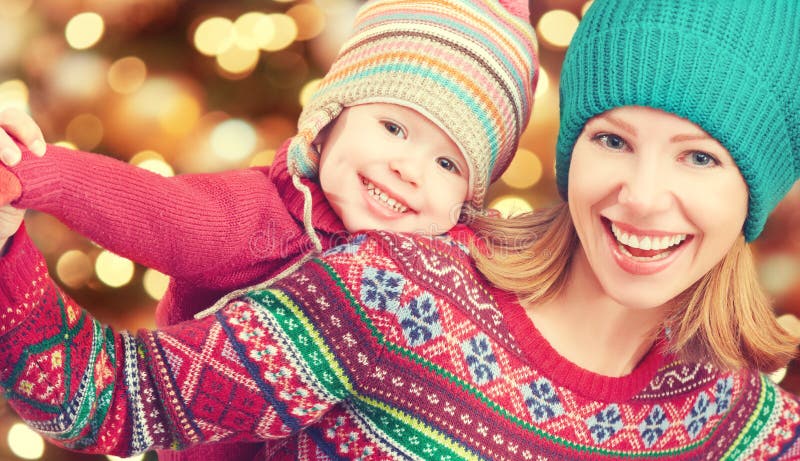 Glückliche Familienmutter und kleine Tochter, die im Winter für Weihnachten spielt