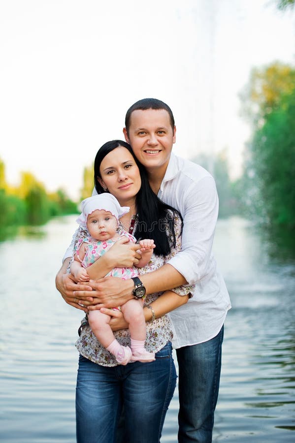 Glückliche Familienmutter, Vater, Kindertochter lizenzfreie stockfotografie Glückliche Familienmutter, Vater, Kindertochter lizenzfreie stockfotografie