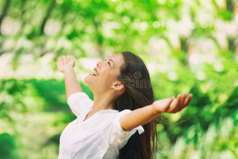 Glückliche Frau atmen frische saubere Luft Natur Wald im Freien für Pollenallergie im Frühjahr. sorgloses asisches Mädchen mit