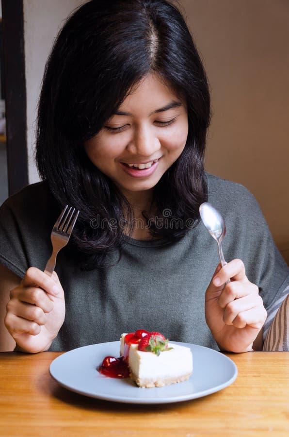 Glückliche Frau bereiten sich zum Essen eines Kuchens vor lizenzfreie stockfotografie Glückliche Frau bereiten sich zum Essen eines Kuchens vor lizenzfreie stockfotografie