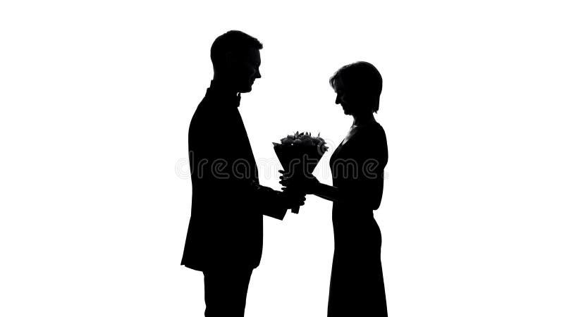 Glückliche Frau, die Blumenblumenstrauß vom Mann, romantisches Geschenk für Jahrestag empfängt lizenzfreies stockfoto Glückliche Frau, die Blumenblumenstrauß vom Mann, romantisches Geschenk für Jahrestag empfängt lizenzfreies stockfoto