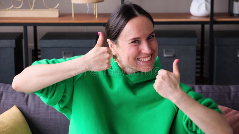 Glückliche Frau, die Daumen aufzeigt, oder wie Geste zu Hause stock footage