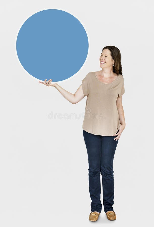 Glückliche Frau, die ein rundes Brett hält stockfotos Glückliche Frau, die ein rundes Brett hält stockfotos