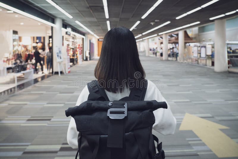 Glückliche Frau, die in Flughafen reist und geht Mädchen im Hut mit dem Rucksack, der in den Flughafen reist stockbilder Glückliche Frau, die in Flughafen reist und geht Mädchen im Hut mit dem Rucksack, der in den Flughafen reist stockbilder