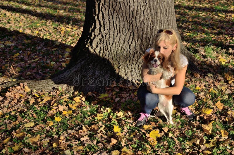 Glückliche Frau, die ihren Hund küsst stockfotografie Glückliche Frau, die ihren Hund küsst stockfotografie