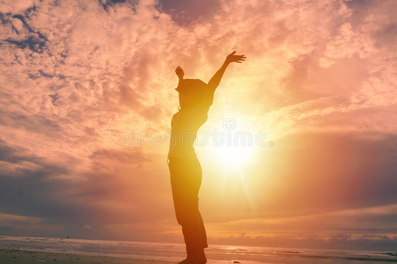 Glückliche Frau, die oben Hände und schönen Sonnenaufgang im Hintergrund anhebt lizenzfreie stockfotos Glückliche Frau, die oben Hände und schönen Sonnenaufgang im Hintergrund anhebt lizenzfreie stockfotos