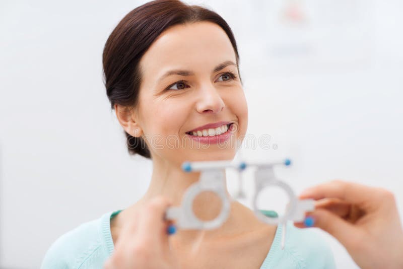 Glückliche Frau, die Sehtest an der Augenklinik hat stockfoto Glückliche Frau, die Sehtest an der Augenklinik hat stockfoto