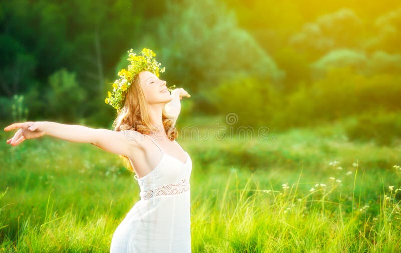 Glückliche Frau im Kranzsommer Lebenöffnungshände genießend lizenzfreie stockfotografie Glückliche Frau im Kranzsommer Lebenöffnungshände genießend lizenzfreie stockfotografie